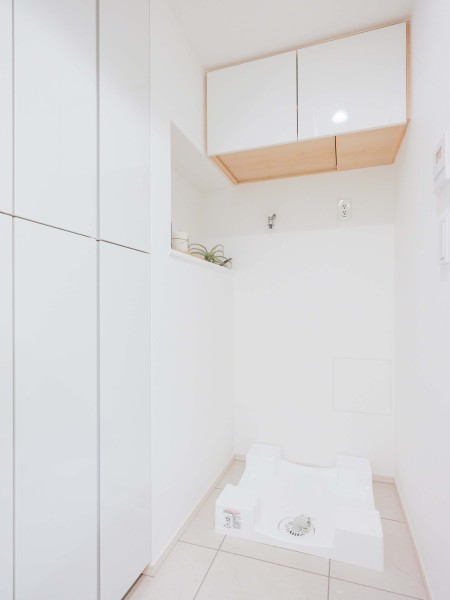 洗濯機置き場の上には、洗剤やタオルなどの置場に便利なカウンター棚を備え付けています。