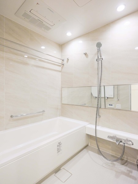 淡い色味のパネルに囲まれ、やすらぎとあたたかみを感じられるバスルームです。高さを調整できるシャワースタンド付き◎ミストサウナ付きで1年中快適なバスタイムをお楽しみいただけます。