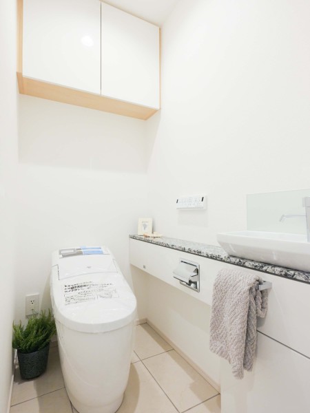 レストルームには洗練されたお部屋にぴったりなスタイリッシュなタンクレストイレが設置されています。毎日使う場所だからこそ、清潔感と使いやすさを考慮した空間です。