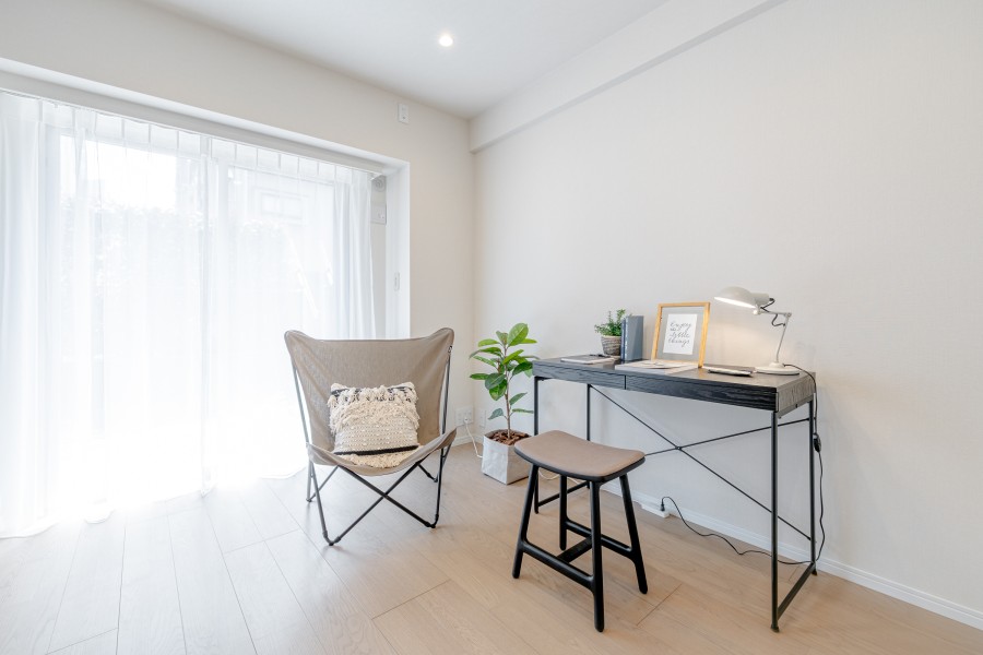 温かな光が入りこむ洋室３です。凹凸の少ない空間なので家具の配置しやすさは◎。シンプルで洗練された佇まいを感じさせるお部屋です。