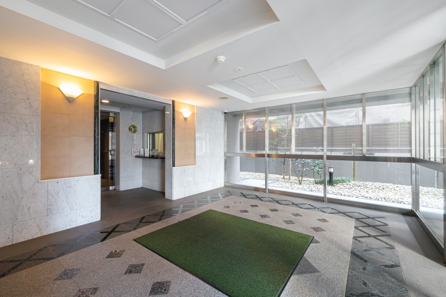 高級感と気品が溢れるエントランスホールです。四季の変化を楽しめ、心地よい日差しが健やかな暮らしを見守ってくれます。