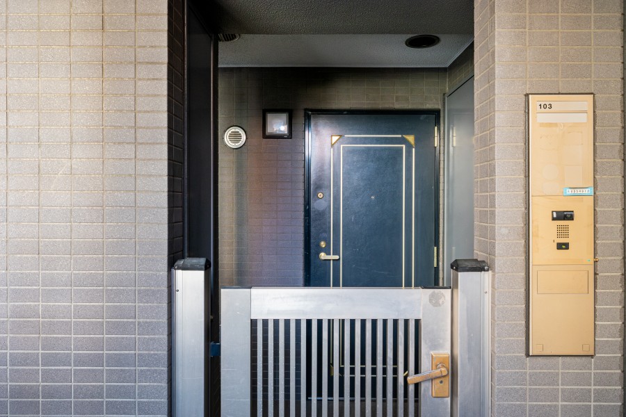 玄関前のポーチです。敷地内には専用のトランクルームが付いています。スポーツ用品などを収納できますね。