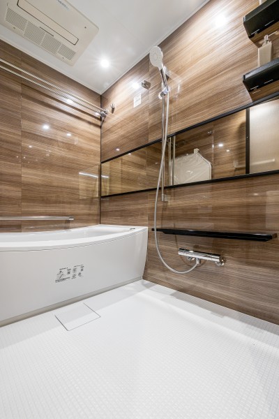 光沢感のある木目調のパネルが、より一層くつろぎと高級感を演出するバスルームです。心と身体と向き合うセルフケアが叶います。