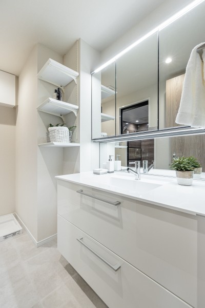 白を基調とした清潔感溢れるデザインの洗面化粧台です。サイドのスペースにゆとりがあるためドレッサー代わりにもお使いいただけます