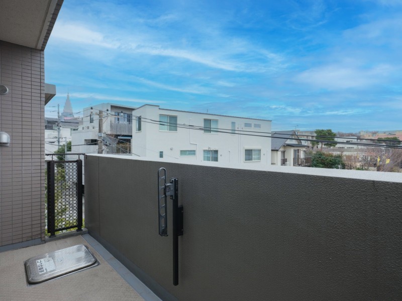 東南向きの陽当たりの良いバルコニーです。暮らしに大切な光と風をめいっぱい感じることができるリフレッシュスペースです。