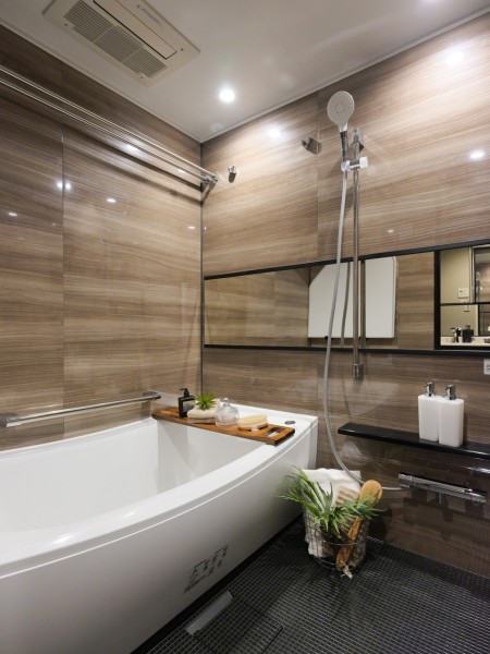 明るくゆったりとしたバスルームには緩やかなカーブが特徴的なゆとりある浴槽を新規設置しました。リラクゼーション空間を心ゆくまでお楽しみいただけます。