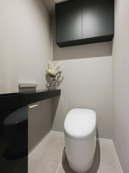 ブラックとホワイトでまとめたレストルームです。洗練されたデザインのタンクレスを採用。上品さが宿る安らぎのスペースです。