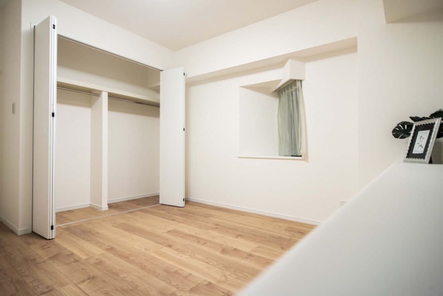 サービスルームは廊下からアクセスするプライベートルーム。クローゼットがあるので、居室部分を余すことなく使えるよう、住まう人を思った工夫が施されたお部屋です。