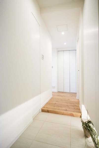 玄関には人感センサー付きライトを設置したので、暗い時間帯のご帰宅や両手が塞がっているときも快適です。