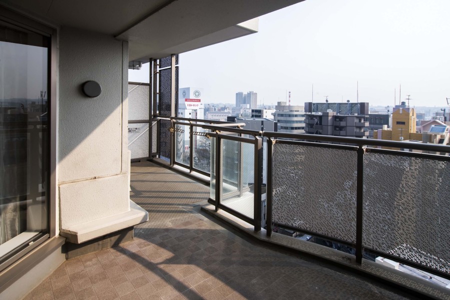 ゆったりとしたバルコニーは暮らしの中で大切な光と風を演出してくれる居心地の良い空間です。