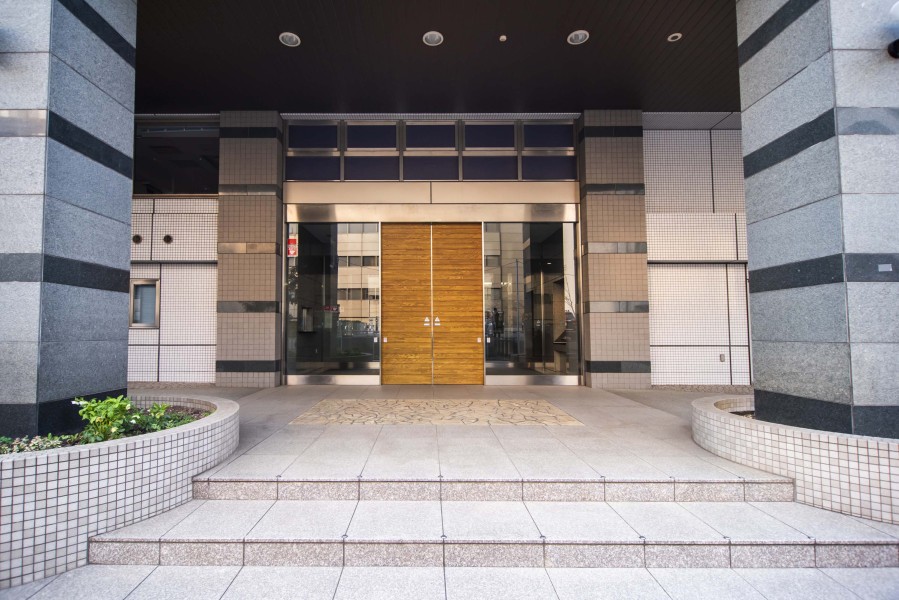 エントランスの外まで管理が行き届いて綺麗なマンションです。