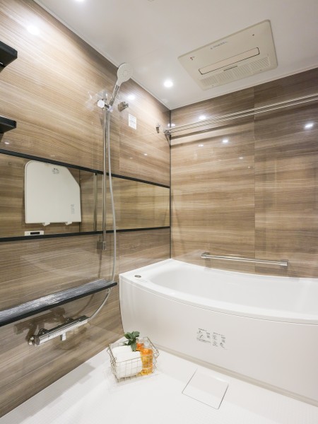 光沢のある木目調パネルが高級感を漂わせるバスルームです。毎日のバスタイムを贅沢に、豊かにしてくれるバスルームです。