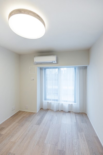 洋室2も大きな窓から眩いほどの陽光が注がれる安らぎの空間です。上質で洗練された穏やかな暮らしを実現できそうです。