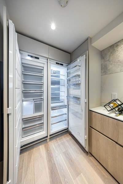 キッチンにはMiele製のビルトインオーブン・冷蔵庫・食器洗い機を予め備え付けました。凹凸の少ない空間なので動線が確保しやすいです。