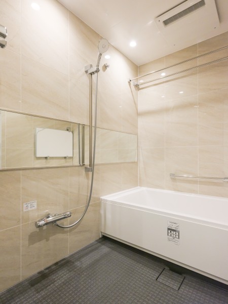 1620サイズのゆとりあるバスルームは心と身体の疲れを癒してくれる空間です。暖房・涼風・換気・乾燥機能付きで1年中快適なバスタイムをお楽しみいただけます。