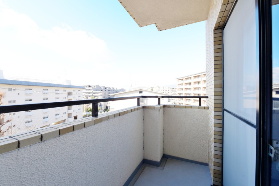 .三方角部屋ですので、３か所にバルコニーがあり、お部屋の中に優しい光と風を運んでくれます。お洗濯物もたっぷり気持ちよく干すことができます。