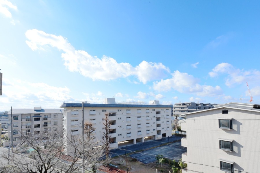 周辺はマンションや戸建てが並ぶ静かな住宅地です。前面を遮る建物は無いので、時間や季節と共に変化していく空の様子を眺めながらゆったりと自分の時間を過ごしたくなるような空間です。
