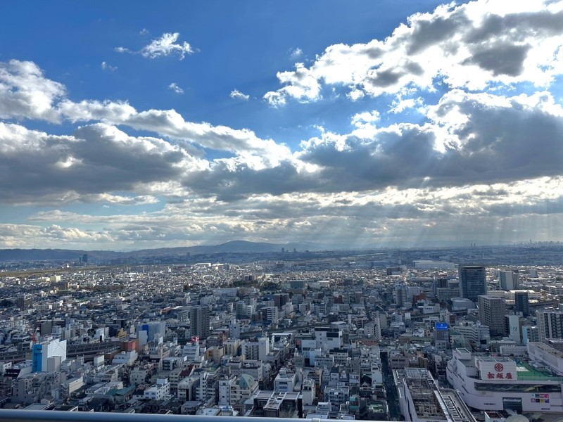 35階部分から眺める高槻の街並み、遠くには生駒山を臨む眺望があります。時間や季節とともに変化してゆく大きな空や風の様子を感じながら、大きく伸びをしたくなるような爽快な眺めです。