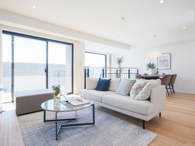 大きな窓からたっぷりの光とさわやかな潮風が入り込む、開放的なリビングダイニングです。住まう方の暮らしやすさと心地よさを追求し、上質な住空間が暮らしに余裕をもたらしてくれます。