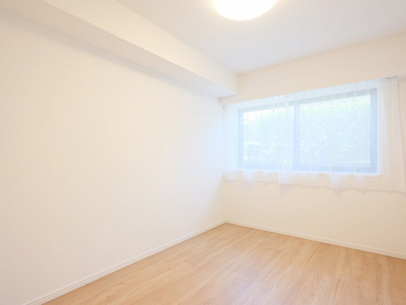 同じく東向きの洋室2です。午前中から光が差し込み、テレワークや読書など落ち着いた時間を過ごすのにもぴったりなお部屋です。