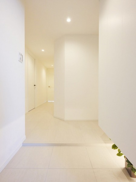 白を基調にした清潔感のある玄関（上階）です。大切なご家族の「ただいま」「おかえり」が行き交う心温まる空間です。