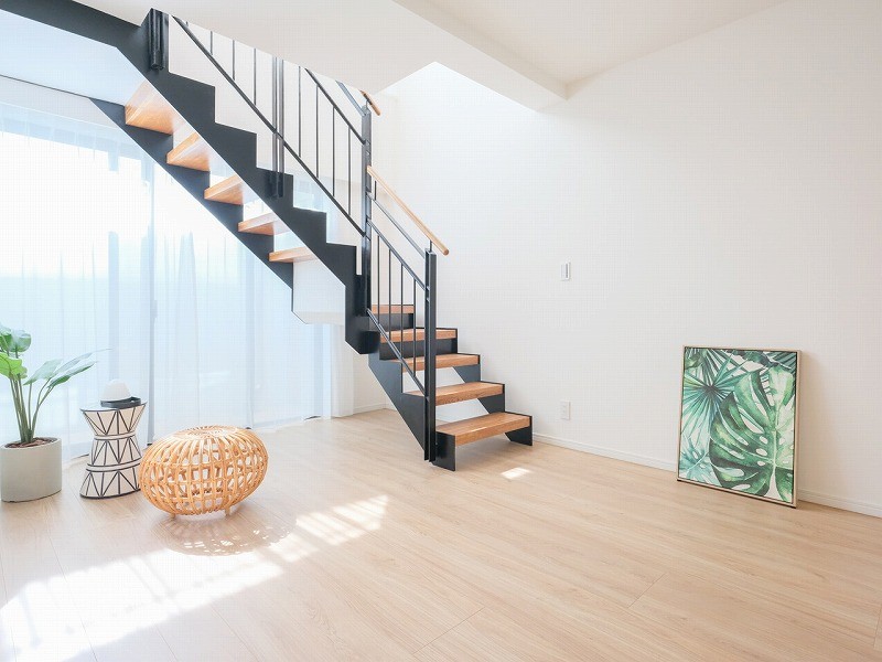 約10帖のサービスルームには、穏やかな時間が流れ、南向きの窓から自然光が振り注ぎます。床暖房を敷設したので、寒い冬でも足元からじんわり温もりを感じます。