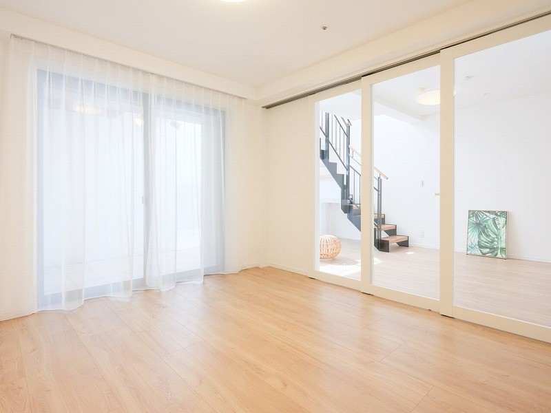 約6.7帖の洋室3です。リビングと洋室3を仕切る扉は、ライフスタイルをシームレスにするガラス扉を用いました。こちらのお部屋にも、床暖房を敷設しました。