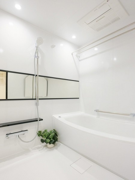 毎日のバスタイムを贅沢に、豊かにしてくれるバスルームです。ゆったりとくつろげる空間で、身体も心も癒されます。暖房・涼風・換気・乾燥機能付きで1年中快適です。