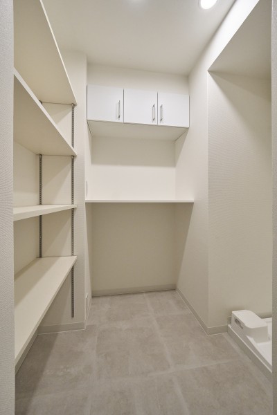 同じく新設したランドリールームは、快適にお洗濯の作業が叶うゆとりのある空間。かさばるタオルやランドリー用品もたっぷりと収納可能です。