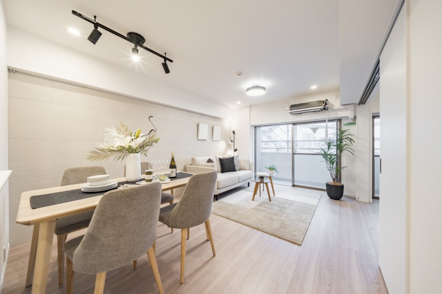 南向きのリビングダイニングです。アクセントクロスがより上質で洗練された住空間へと演出し、家族団欒のひとときを心安らかにお過ごしいただけます。