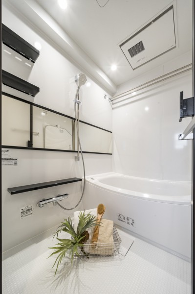 一日の疲れをしっかりと癒す、広々としたバスルームです。ワイドミラーや備品棚も配備され、快適なバスタイムをお過ごしいただけます。