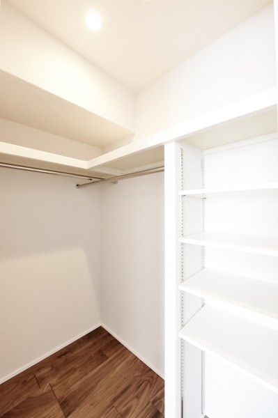 洋室１にはハンガーパイプに枕棚、棚を設置した機能的なウォークインクローゼットを備え付けました。大容量ですので、お気に入りのお洋服からかさばりがちなアウター、旅行用のバッグなどもたっぷり収納できます。