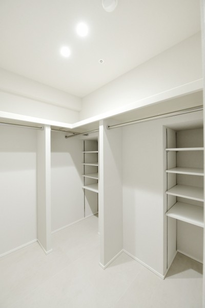 廊下から入れるように設置されたウォークインクローゼットは大容量の収納量で、家族分の季節ものの衣類や家電を収納できます。また家族の衣類を一か所に収納することで家事の時短にもつながります。