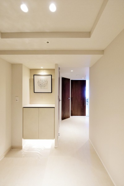 玄関を入ってすぐの空間にはピクチャーレールを設置し、お好みのアートや写真を気兼ねなく飾って頂けるようにしました。小物などを置いて季節感を大切にしたり、暮らしに彩りをもたらすスペースです。