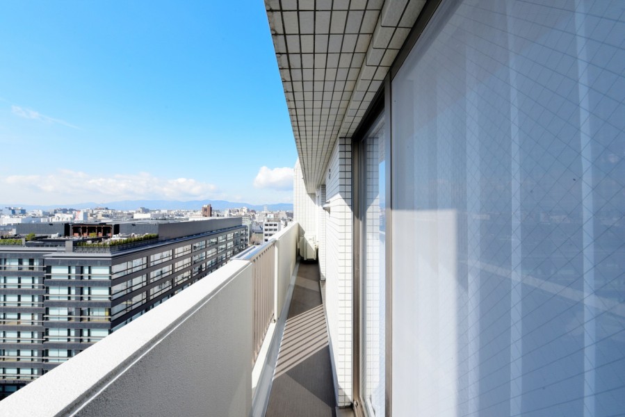 13階部分南東角住戸ですので前面を遮る建物も無く、全居室がバルコニーに面した開放感あふれる空間です。お部屋の中に優しい光と風を運んでくれます。南向きですのでお洗濯物もしっかり乾きそうです。