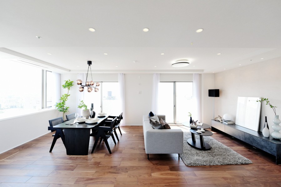 二面採光で開放感あふれるＬＤＫは南と東の窓から優しい光が差込む安らぎの空間です。ピュアな天然木を使用した、クラシックな木目や濃淡が美しいフローリングが格調高い空間を造り上げています。