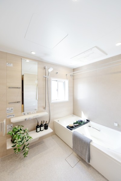 浴室は1620サイズのTOTO製SYNLAを採用しました。体をすっぽりと包みこむファーストクラス浴槽に肩楽湯と腰楽湯を備え付けた極楽のバスタイムをお楽しみ頂けます。浴室暖房乾燥機完備です。