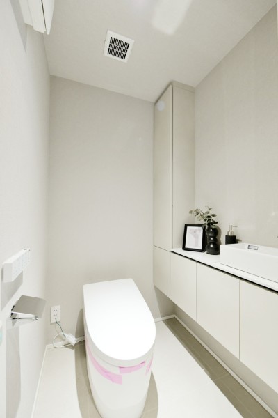 TOTO製のタンクレストイレを採用、毎日使う空間だからこその清潔感を大切にしました。お手入れしやすい機能や素材を使用しており、暮らしの質を高めてくれます。収納もあり、スッキリとした空間が保てます。