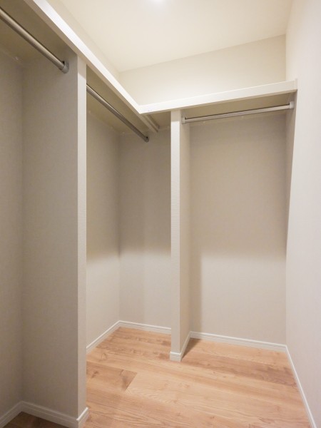 洋室1には高い収納力を誇るハンガーパイプ付のウォークインクローゼットがあります。お手持ちの衣服、かさばりやすいアウターやオフシーズンの家電などをたっぷり収納できそうです。