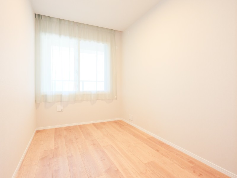 窓から柔らかな陽光が降り注ぐ約5.1帖の洋室2です。クローゼット付きのため、居住スペースを広々とお使いいただけます。