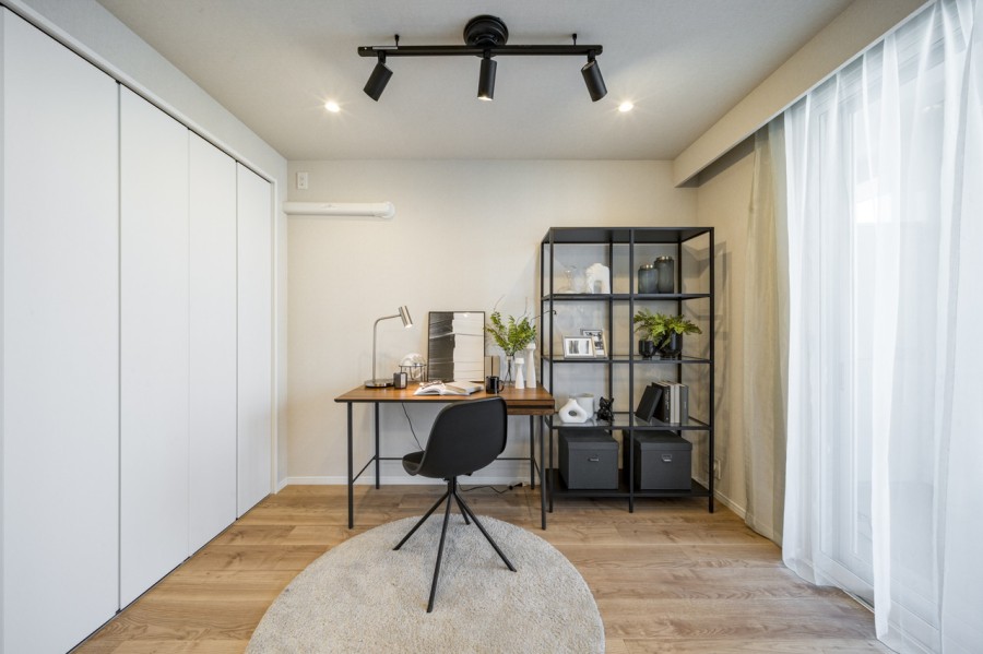バルコニーに面した約4.7帖の洋室3です。明るく、勉強や読書など落ち着いて作業したいときのワークスペースにもぴったりです。