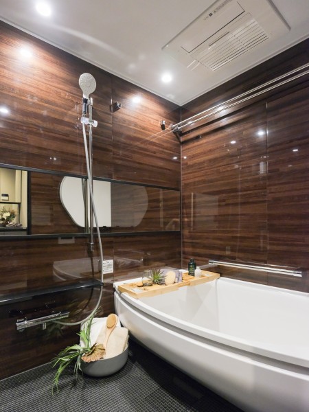 心と身体を癒すバスルームです。深みのある色味の木目調パネルがさらに高級感を醸し出し、より一層くつろぎの堪能できるリラクゼーション空間へと演出します。換気・乾燥・暖房・涼風機能付きです。