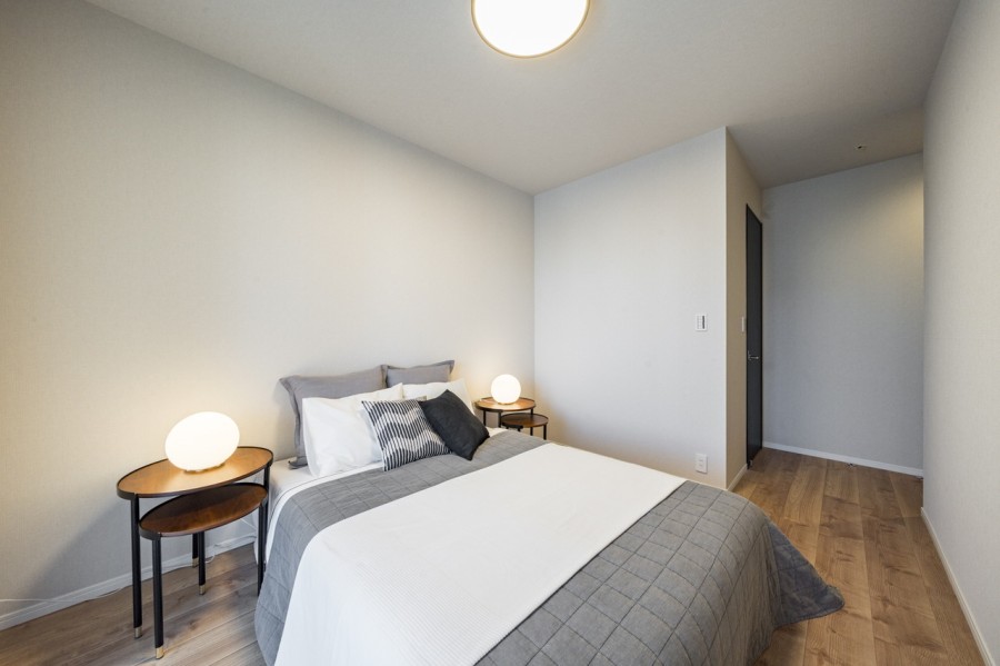 約7.5帖の洋室1はリビングから一番遠く、プライベート性が高いお部屋です。バルコニーに接続する大きな窓があり、過ぎゆく時間をのんびりと感じることができる空間です。