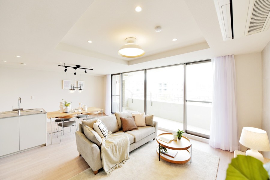 優しく馴染む色合いで統一された内装で、どんな家具とも相性が良く、インテリア選びも楽しめます。ピクチャーレールを設置していますので、お好みのアートやグリーン、家族との思い出なども壁を傷つけずに飾ることができます。