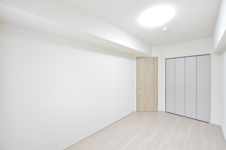 洋室2（約6.3帖）はサービスバルコニーに面し、優しい光が入るお部屋です。シンプルで飽きの来ない内装なので、お好みに合わせてインテリアや照明などで雰囲気を変えられます。