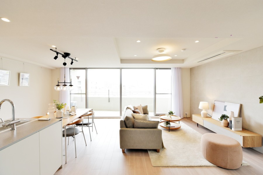 約20.7帖の広々としたLDKです。家具の配置もしやすく、ゆったりとくつろげる癒しの空間です。全面リノベーション実施済みで、エアコン１基備え付けましたので、すぐにでも新生活をスタートして頂けます。