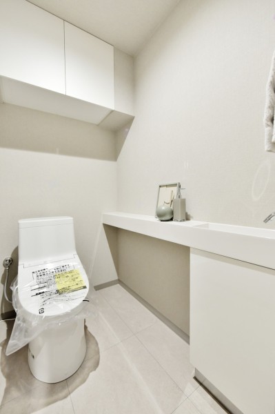 TOTO製ウォシュレット一体型のトイレ新規交換済みです。毎日使用する場所なのでシンプルでお手入れがしやすいものを採用しました。汚れが付きにくい素材でお掃除がしやすく、いつも清潔に保てます。