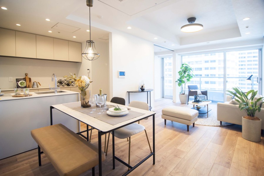 心がほっとする陽光が注がれるリビングダイニングは、開放感と安らぎを享受したのびやかな住空間です。お食事中も明るい日差しを感じながら過ごせそうです。