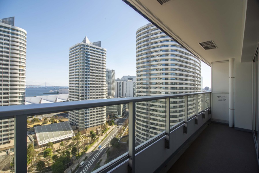 ゆったりとしたバルコニーは暮らしの中で大切な光と風を演出してくれる居心地の良い空間です。