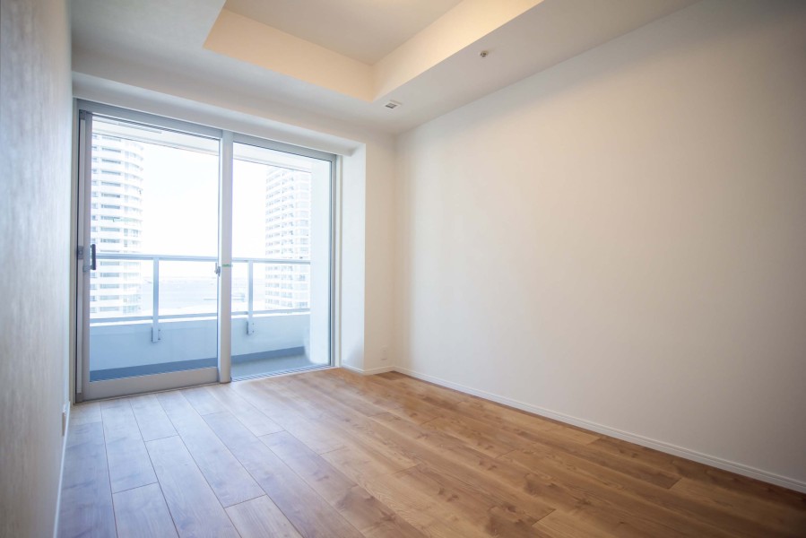 洋室1は主寝室にぴったりなゆとりあるお部屋です。穏やかな自然光が注がれ、過ぎゆく時間をのんびりと感じることができる空間です。